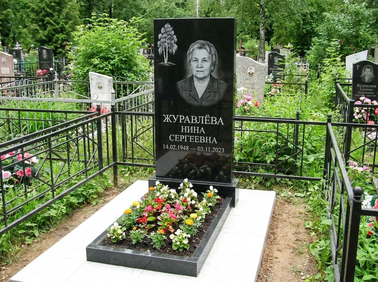 Памятник с гравировкой берёзы — гравировка одинокой берёзы над именем, работа «Журавлёва» в Уфе