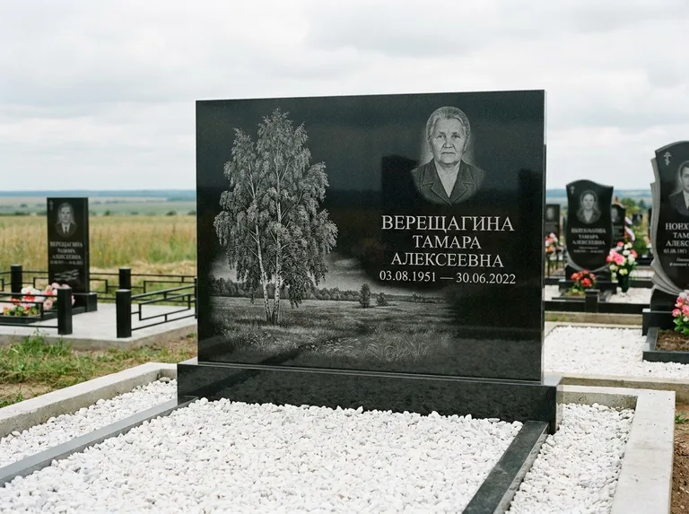 Памятник с гравировкой берёзы: широкая горизонтальная стела — берёза у поля, простор до горизонта, белая мраморная крошка с бордюром, работа «Верещагина» в Уфе