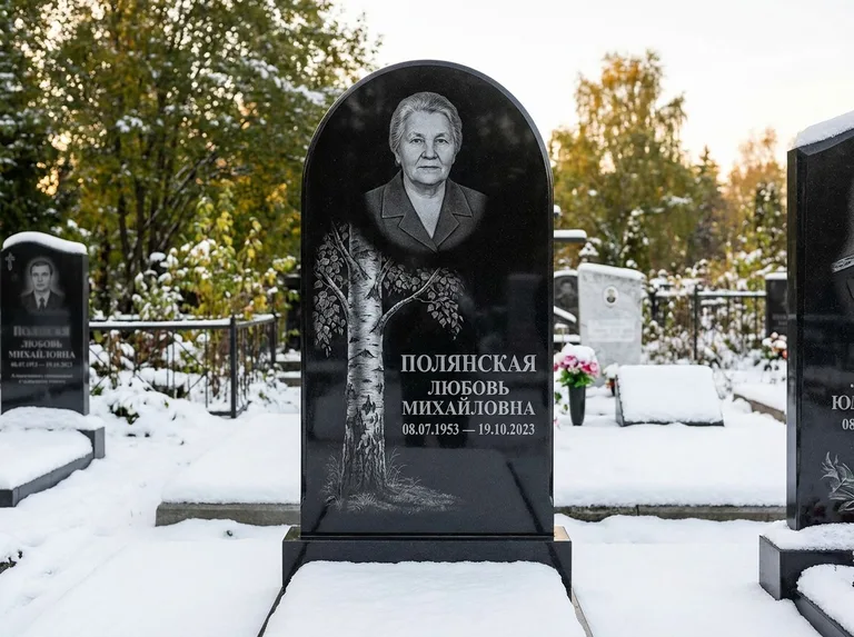 Памятник с гравировкой берёзы: полукруглая стела — объёмная одинокая берёза с фактурной корой, заснеженный зимний участок, работа «Полянская» в Уфе