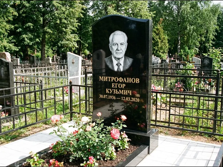 Гравировка портрета на чёрном граните — выполненная работа 29 в Уфе
