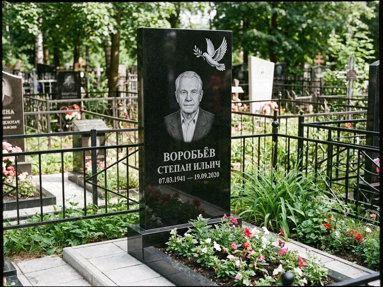 Гравировка голубей на памятник в Уфе — памятник из чёрного гранита с гравировкой