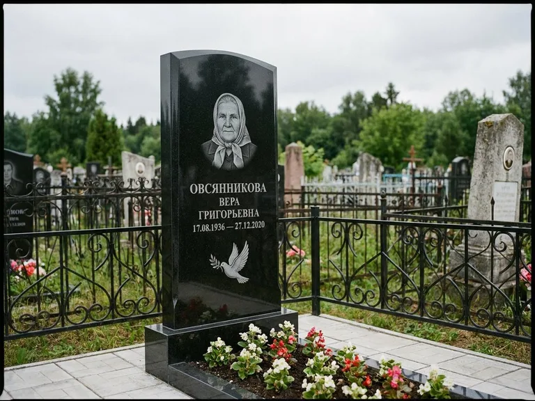 Памятник с гравировкой голубей — гравировка голубя с оливковой ветвью рядом с эпитафией, работа «Овсянникова» в Уфе