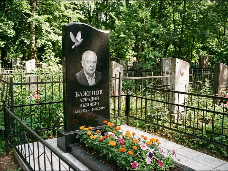 Памятник с гравировкой голубей — белая гравировка взлетающего голубя над портретом, работа «Баженов» в Уфе