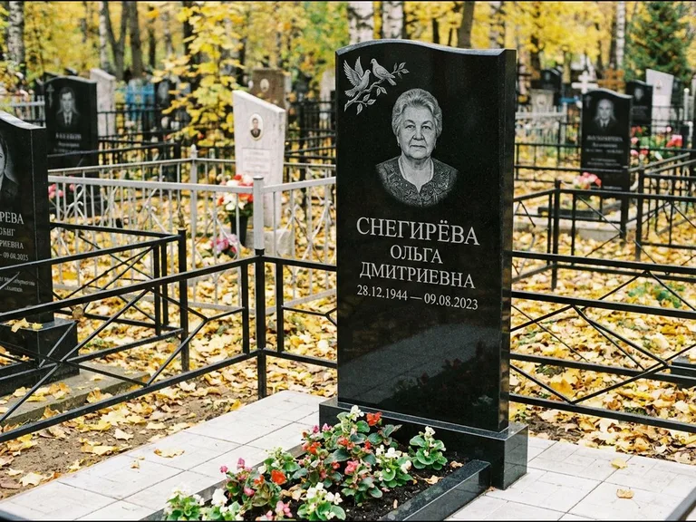 Памятник с гравировкой голубей — гравировка пары голубей на ветке в верхнем углу стелы, работа «Снегирёва» в Уфе