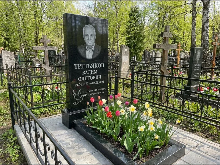 Памятник с гравировкой голубей — гравировка голубя с оливковой ветвью рядом с эпитафией, работа «Третьяков» в Уфе