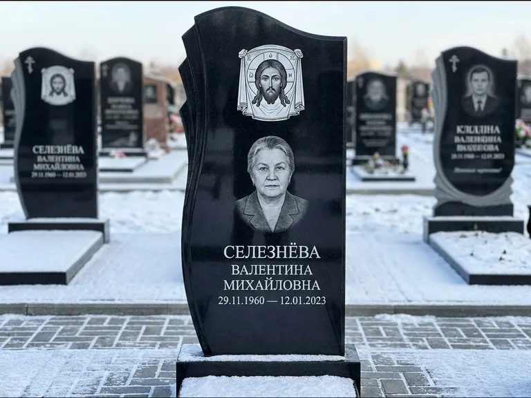 Памятник с гравировкой иконы — Казанская икона Божией Матери на стеле, работа «Одинцов» в Уфе