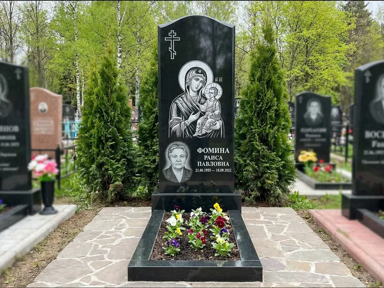 Памятник с гравировкой иконы — икона в резном киоте, работа «Гущин» в Уфе