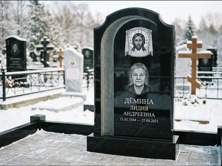 Памятник с гравировкой иконы: гранёный восьмиугольный обелиск с крестом — гравировка Николая Чудотворца, семейный участок с гранитной скамьёй, работа «Зотов» в Уфе