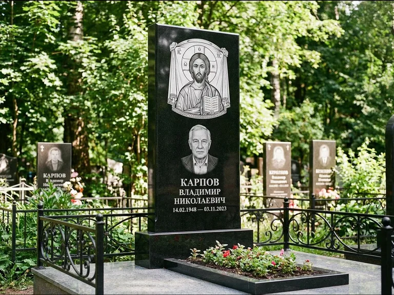 Памятник с гравировкой иконы: широкая двойная семейная стела — золочёный нимб на образе, цветник с красными розами, работа «Воронцова» в Уфе