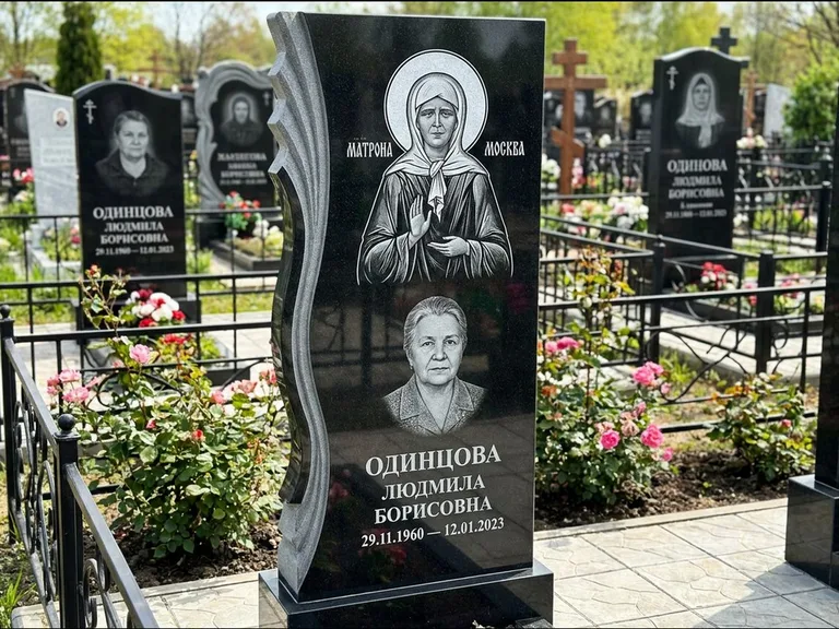 Памятник с гравировкой иконы: ступенчатая двухуровневая стела — Архангел Михаил на стеле, каменная дорожка из плитняка, работа «Одинцов» в Уфе