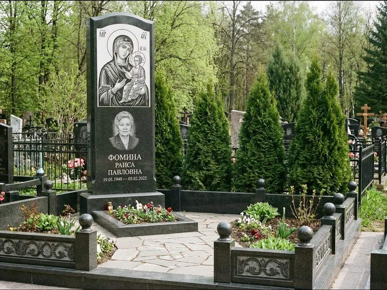 Памятник с гравировкой иконы: высокий гранёный обелиск с крестом-навершием — гравировка образа Матроны Московской, открытый участок без ограды, работа «Третьяков» в Уфе