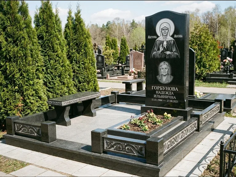 Памятник с гравировкой иконы: стела в форме раскрытой книги с образом — гравировка образа Спасителя, цоколь тёмной плиткой, работа «Зотов» в Уфе