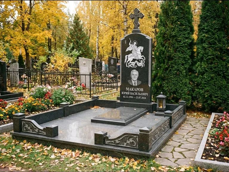 Памятник с гравировкой иконы: ступенчатая трёхуровневая стела — золочёный нимб на образе, дорожка из природного плитняка, работа «Лебедева» в Уфе