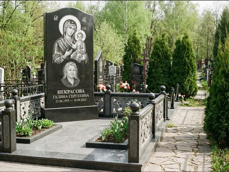 Памятник с гравировкой иконы: полукруглая стела с купольным навершием — Архангел Михаил на стеле, заснеженный зимний участок, работа «Гущин» в Уфе