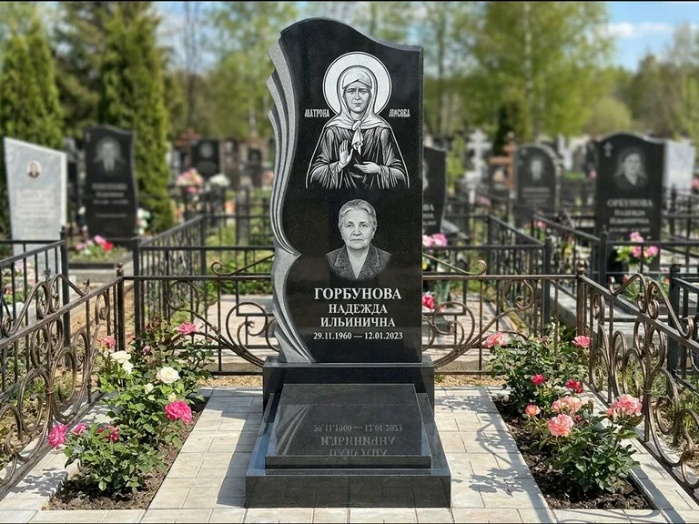 Памятник с гравировкой иконы — икона в резном киоте, работа «Одинцов» в Уфе