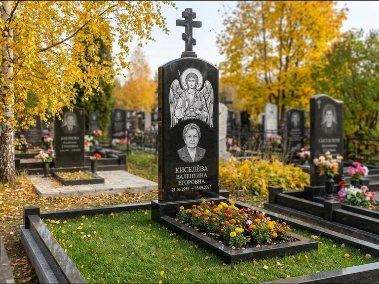 Памятник с гравировкой иконы — образ в полный рост на обороте стелы, работа «Гущин» в Уфе