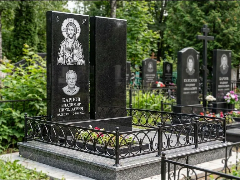Памятник с гравировкой иконы — Казанская икона Божией Матери на стеле, работа «Богданова» в Уфе