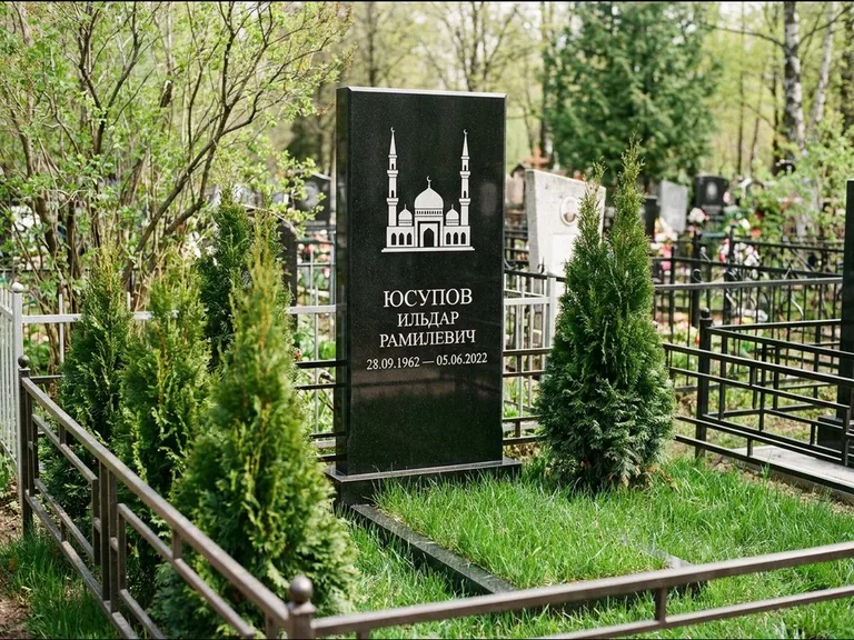 Мусульманский памятник с гравировкой мечети — силуэт мечети с двумя минаретами над именем, работа «Юсупов» в Уфе