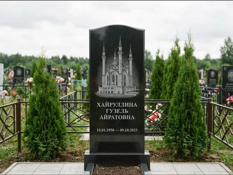 Мусульманский памятник с гравировкой мечети — мечеть Кул-Шариф на обороте стелы, работа «Хайруллина» в Уфе