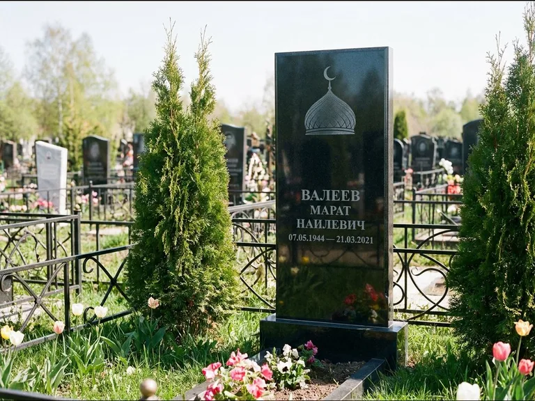 Мусульманский памятник с гравировкой мечети — купол с полумесяцем в верхней части, работа «Валеев» в Уфе
