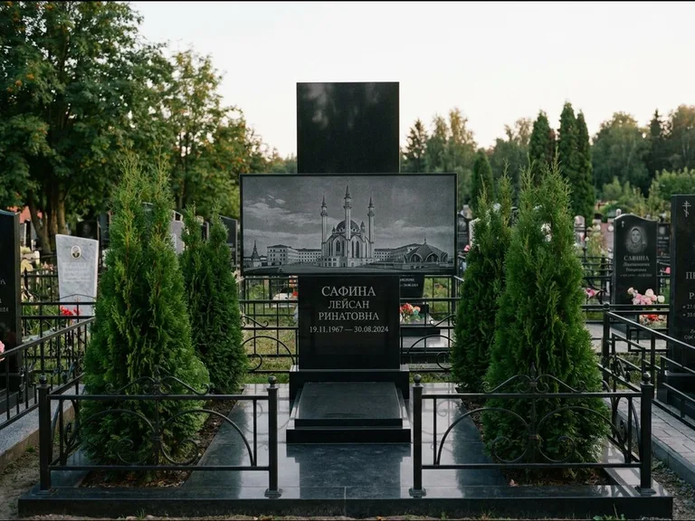 Мусульманский памятник с гравировкой мечети — панорама мечети во всю ширину стелы, работа «Сафина» в Уфе