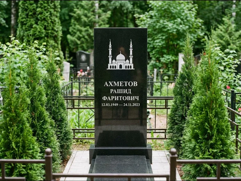 Мусульманский памятник с гравировкой мечети — силуэт мечети с двумя минаретами над именем, работа «Ахметов» в Уфе