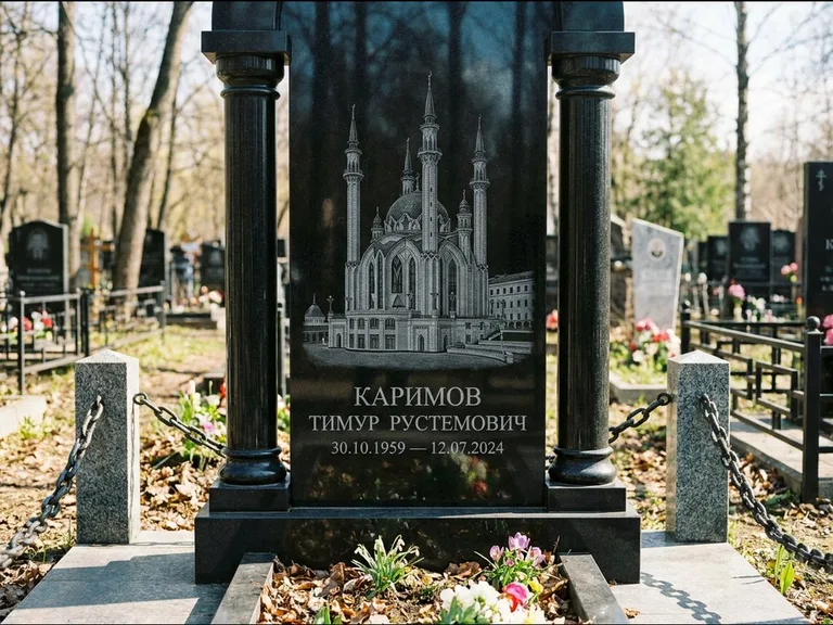 Мусульманский памятник с гравировкой мечети: стела с колоннами-минаретами по бокам — детализированная гравировка мечети Кул-Шариф, гранитные столбики с провисающей цепью, работа «Каримов» в Уфе