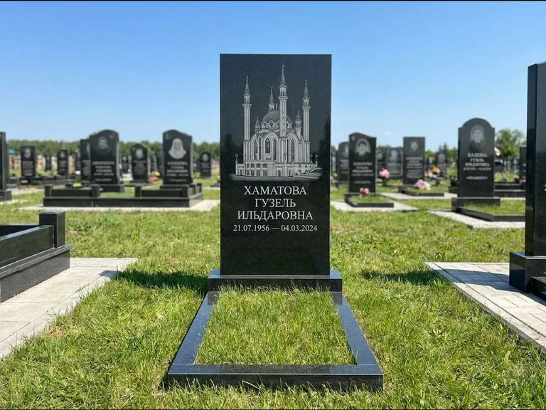 Мусульманский памятник с гравировкой мечети: небольшая скромная одиночная стела — золочёная гравировка мечети, аккуратный участок с газоном, работа «Нигматуллина» в Уфе