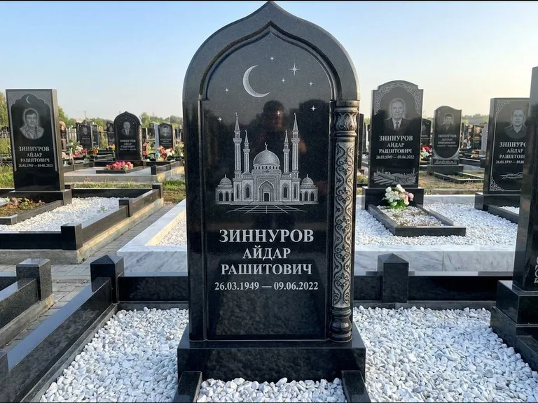 Мусульманский памятник с гравировкой мечети: стела с михраб-верхом и резной боковой колонной — детализированная гравировка мечети Кул-Шариф, белая мраморная крошка, работа «Ахметов» в Уфе