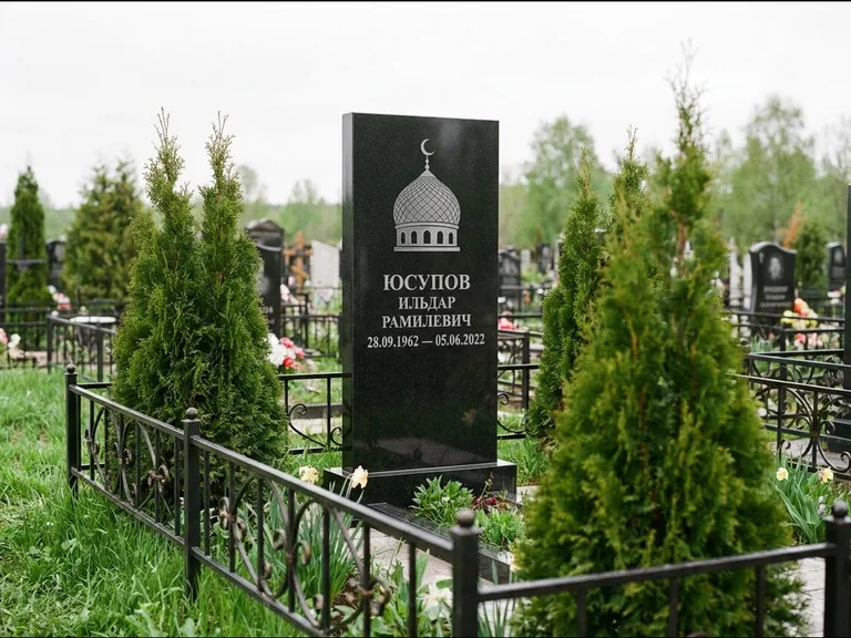 Мусульманский памятник с гравировкой мечети — купол с полумесяцем в верхней части, работа «Юсупов» в Уфе