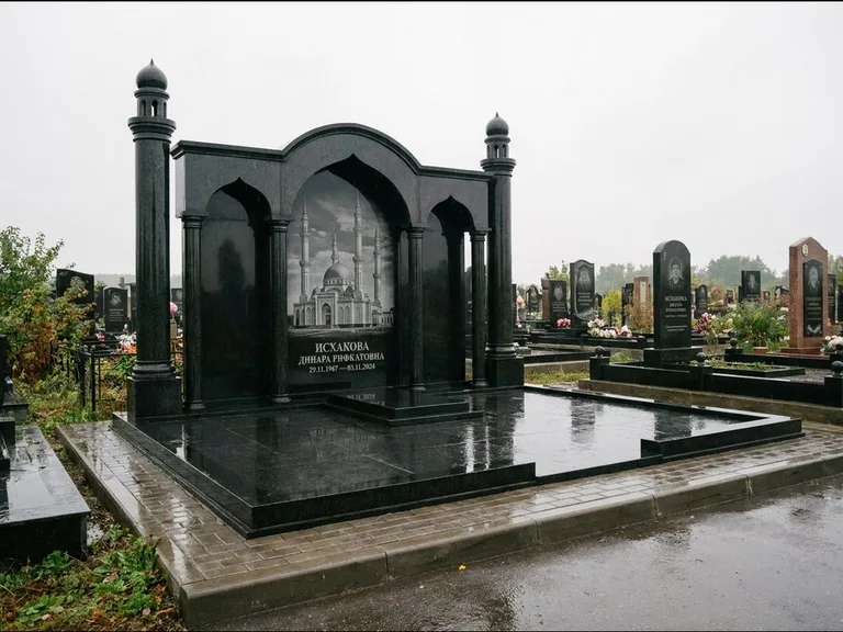 Мусульманский памятник с гравировкой мечети: семейный мемориал с колоннами-минаретами и аркой — золочёная гравировка мечети, большая мощёная площадка, работа «Абдуллаева» в Уфе