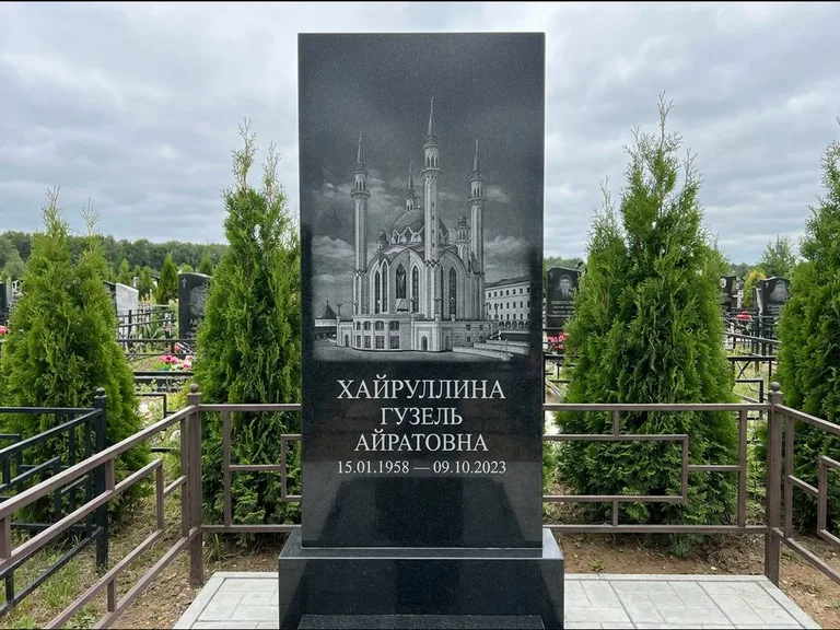 Мусульманский памятник с гравировкой мечети — панорама мечети во всю ширину стелы, работа «Хайруллина» в Уфе