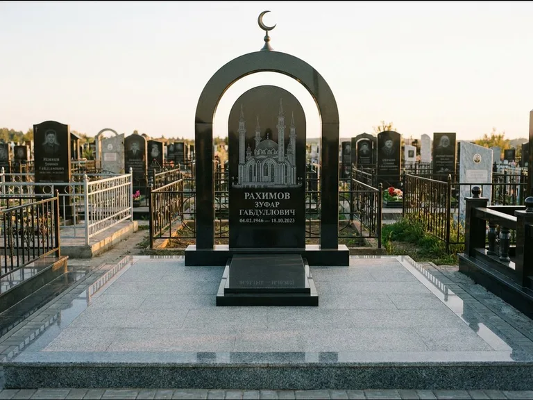 Мусульманский памятник с гравировкой мечети: монументальная стела-арка с полумесяцем на вершине — детализированная гравировка мечети Кул-Шариф, мощёная гранитная площадка с бордюром, работа «Юсупов» в Уфе