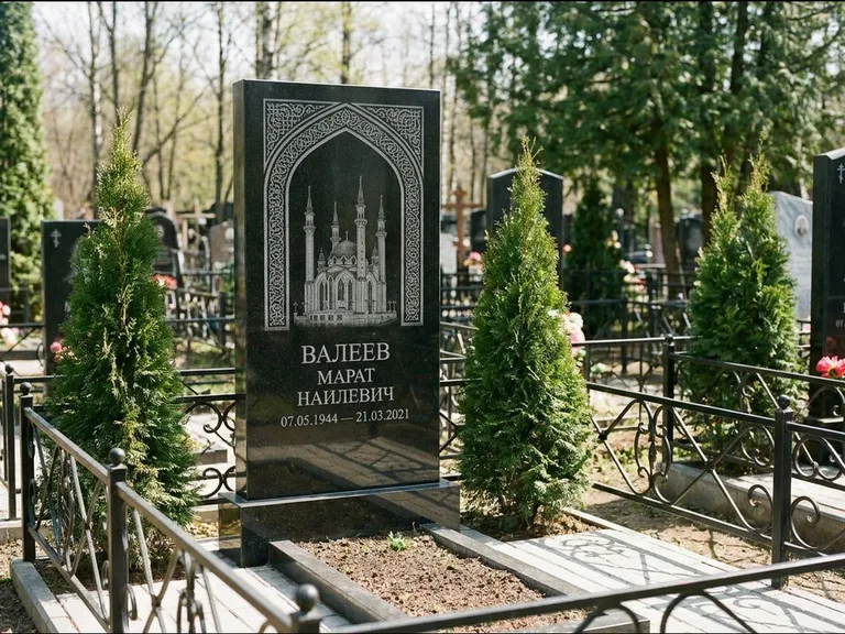 Мусульманский памятник с гравировкой мечети — мечеть в восточной арке с орнаментом, работа «Валеев» в Уфе