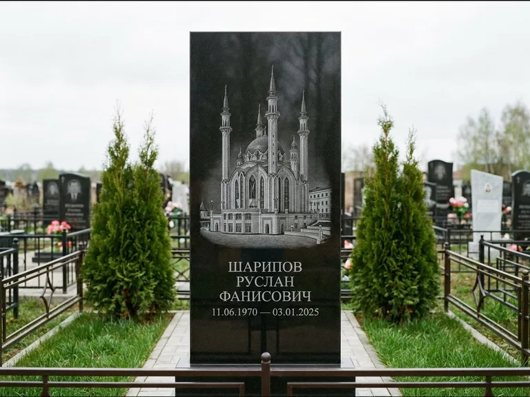 Мусульманский памятник с гравировкой мечети — мечеть Кул-Шариф на обороте стелы, работа «Шарипов» в Уфе