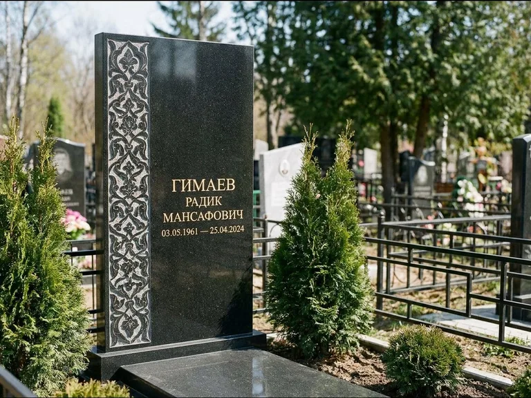 Мусульманский памятник — колонна ислими по краю стелы, работа «Гимаев» в Уфе