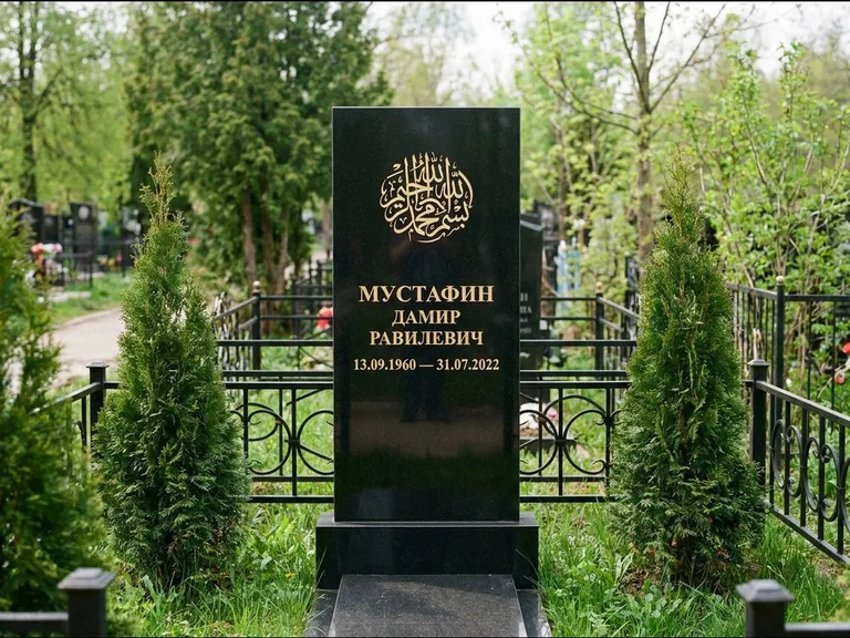 Мусульманский памятник — шахада в верхней части стелы, работа «Мустафин» в Уфе