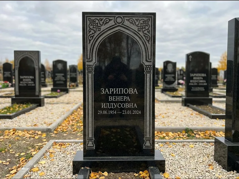 Мусульманский памятник: фигурная стела с михраб-нишей — гравировка мечети в михраб-арке с орнаментом, светлая гравийная отсыпка, работа «Зарипова» в Уфе