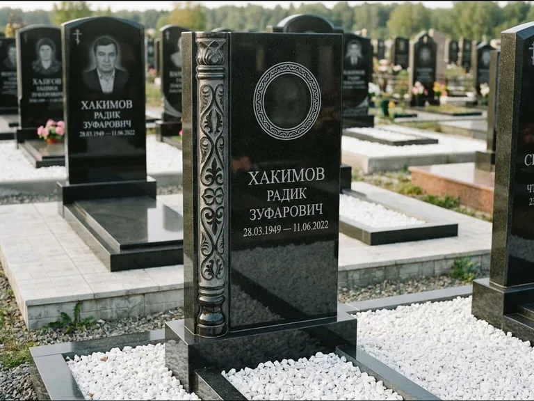 Мусульманский памятник: стела с боковой резной орнаментальной колонной — детализированная гравировка мечети Кул-Шариф, белая мраморная крошка, работа «Хабибуллин» в Уфе