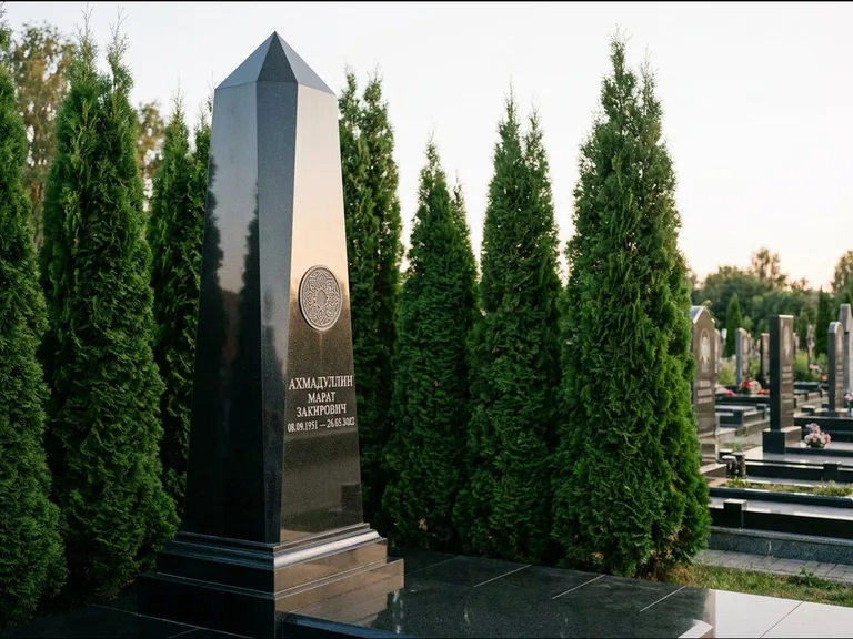 Мусульманский памятник: восьмигранный обелиск с шатровым навершием — гравировка купола мечети с полумесяцем, полукруг высоких туй, работа «Насыров» в Уфе