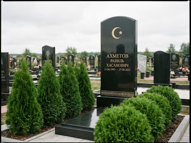 Гравировка полумесяца на памятник в Уфе — памятник из чёрного гранита с гравировкой