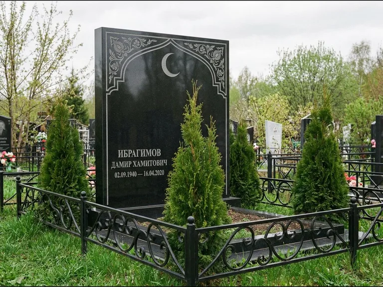 Памятник с гравировкой полумесяца — гравировка полумесяца в восточной арке с орнаментом, работа «Ибрагимов» в Уфе