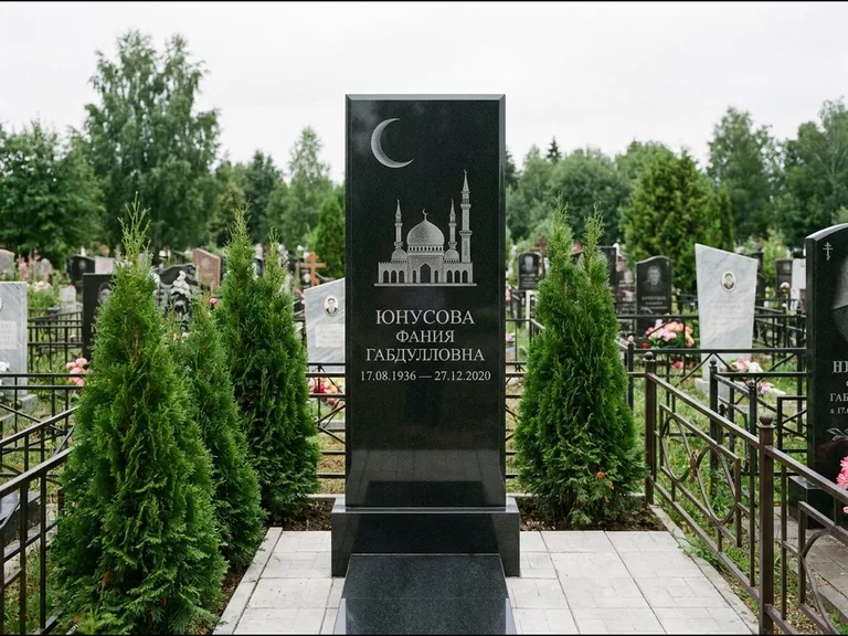 Памятник с гравировкой полумесяца — гравировка полумесяца над силуэтом мечети, работа «Юнусова» в Уфе