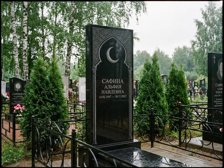 Памятник с гравировкой полумесяца — гравировка полумесяца в восточной арке с орнаментом, работа «Сафина» в Уфе