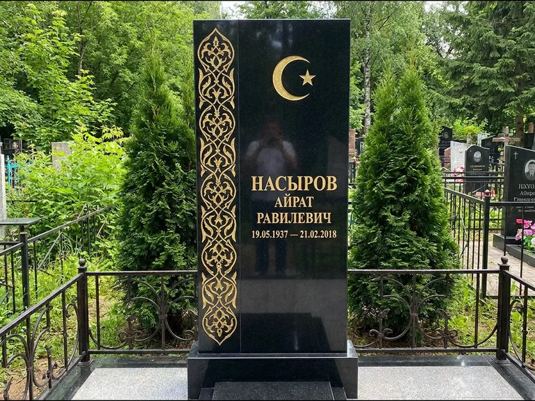 Памятник с гравировкой полумесяца — золочёный полумесяц и колонна растительного орнамента-ислими, работа «Насыров» в Уфе