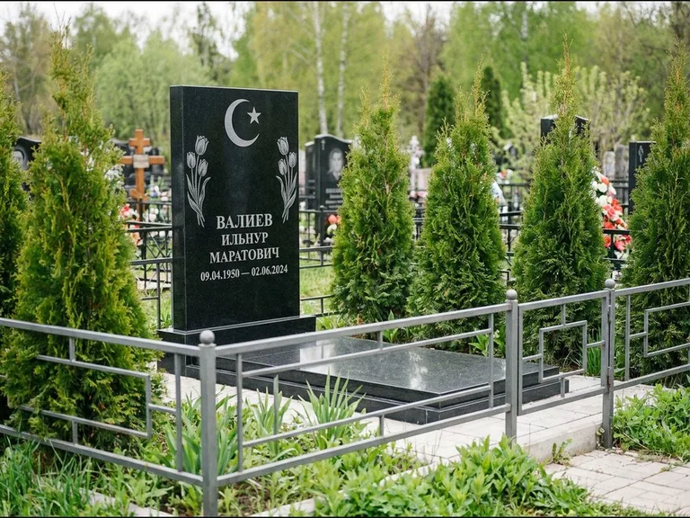 Памятник с гравировкой полумесяца — гравировка полумесяца со звездой и тюльпанами по бокам, работа «Валиев» в Уфе