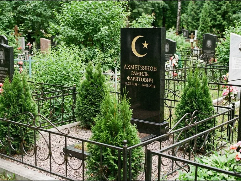 Памятник с гравировкой полумесяца — золочёная гравировка полумесяца со звездой в верхней части с, работа «Ахметзянов» в Уфе