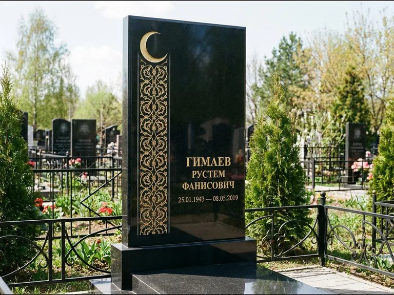 Памятник с гравировкой полумесяца — золочёный полумесяц и колонна растительного орнамента-ислими, работа «Гимаев» в Уфе
