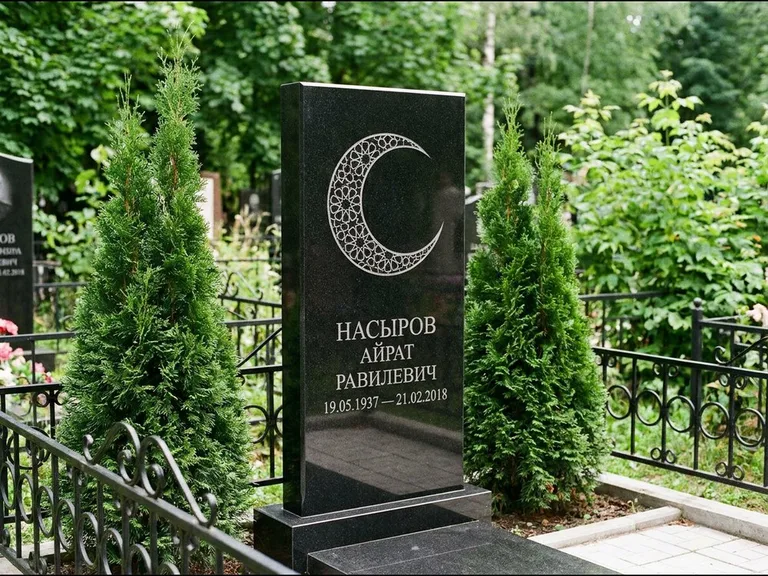 Памятник с гравировкой полумесяца — гравировка полумесяца в геометрическом орнаменте-гирихе, работа «Насыров» в Уфе