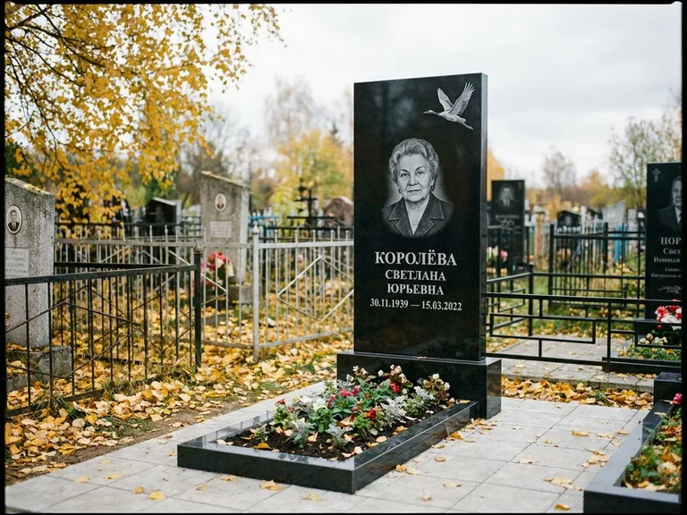 Памятник с гравировкой журавлей — белая гравировка клина журавлей, уходящего в верхний угол ст, работа «Королёва» в Уфе